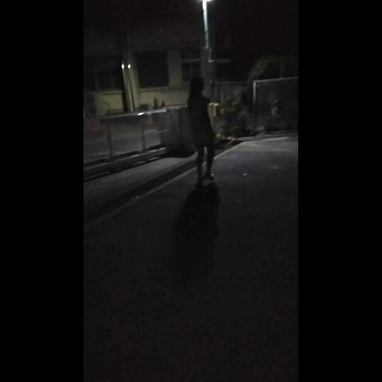 夜に全裸露出散歩(^^♪
誰か来るかもしれないドキドキの中オ〇ニーして最後にはご褒美もらいました💛