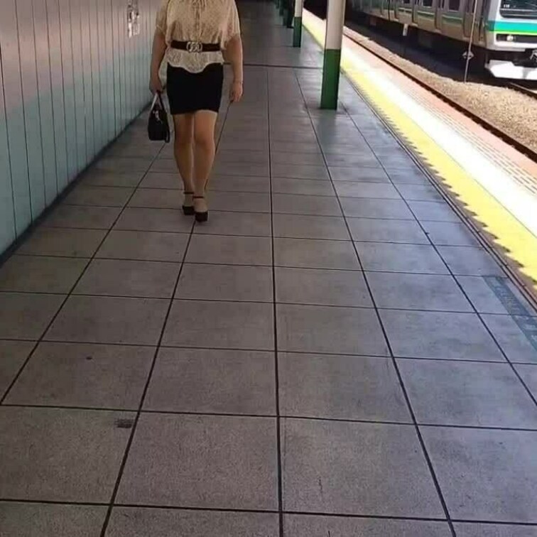 駅のホームで見つけた
カップレスブラの女
乳首を尖らせ、巨乳が暴れる