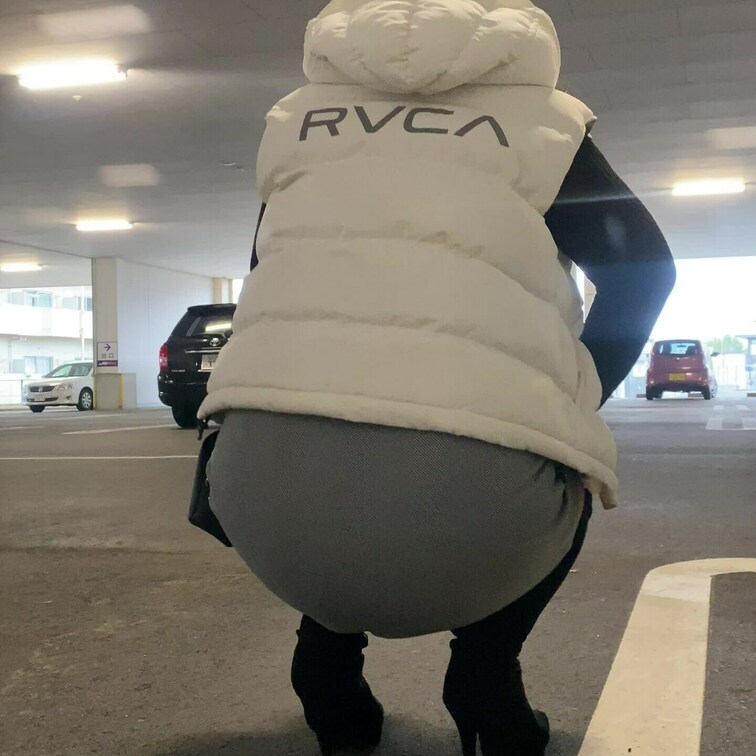 ミニスカにブーツにパンチラ？尻チラ？