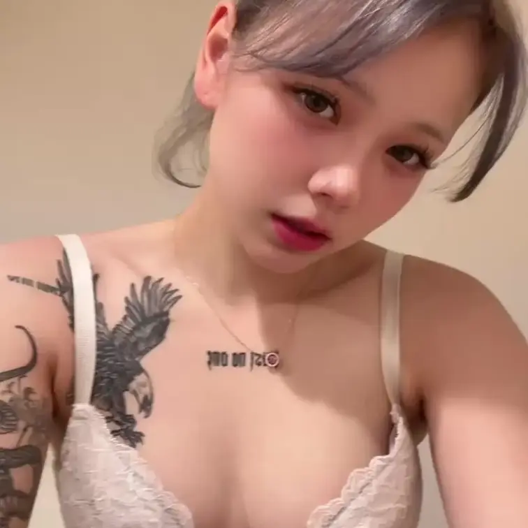 お風呂で全裸になる😘一人で下も触ってるよー🤭