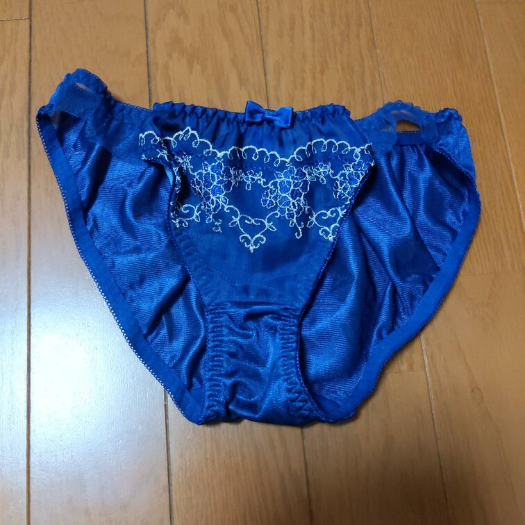 今日のリナのパンツです。
4/4
お気に入りのパンツです😍
クロッチはあんまり汚れてなかったです😘