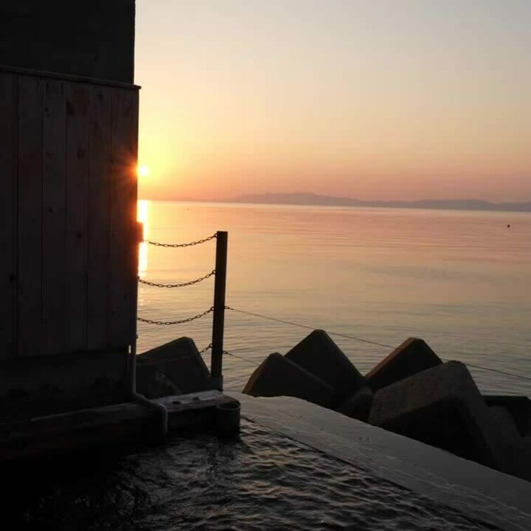 お金たっくさん使う贅沢なんかより
ただ綺麗な夕日を眺められる方が何倍も何倍も贅沢だと思う。自然の美しさには勝てない☺️