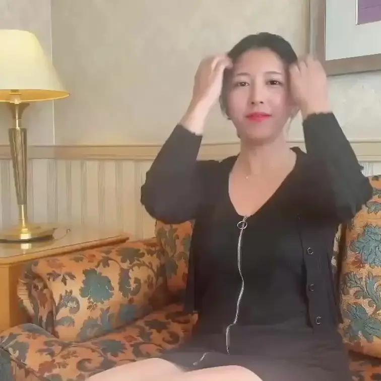 100万回再生されたあの搾乳動画のノーカットバージョンになります♡
YouTubeでは顔出ししてなかったのですが、今回