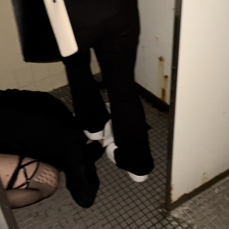 一回り近く年下のヤンキー女子2人に便器に顔突っ込まされて踏まれます🙇‍♀️