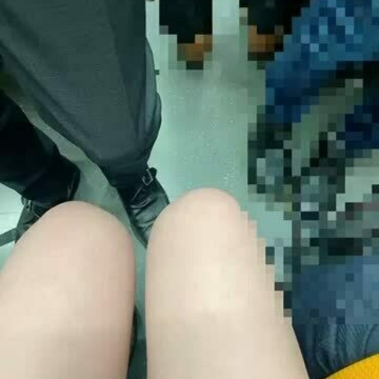 この前えっちな服で電車乗ったときウトウトしてたら目の前に立ってたサラリーマンに○○○されました😳