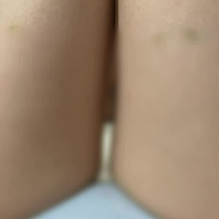 まず下着の上から触って陰部を見せてます　ディルドはクリに当ててるだけです。毛の処理が甘すぎるので注意⚠️ （引くレベル）