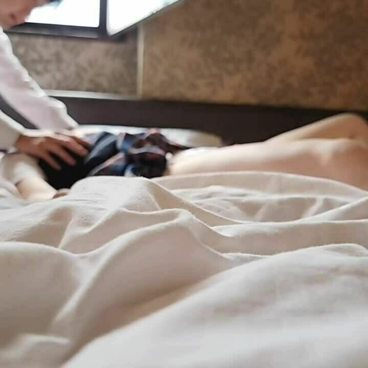 吸うやつ挿れながら、服の上から乳首触られるとビクビクが止まらなくて腰が浮いちゃう