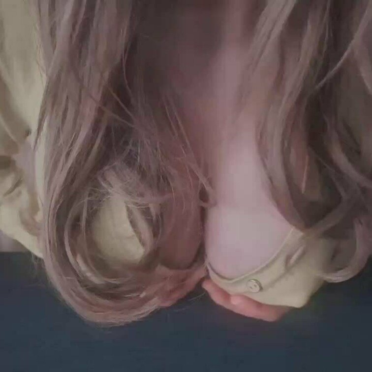 おっぱい揉んでたら乳首が✨