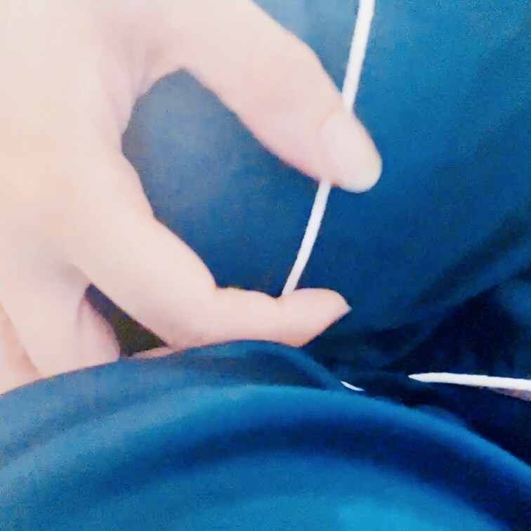 深夜に唆されてやってしまったちくおな動画です🫣
結構興奮して声出ちゃってます……🤫
服の上からカリカリするのがじれっ