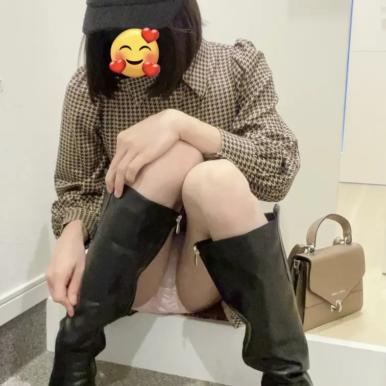 ブーツ履こうとしたらスカートの中見えちゃった🫣
