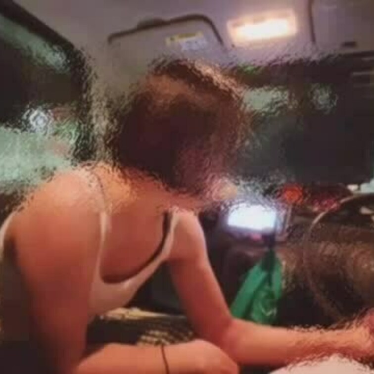 車で手コキ❤️普段、Mな彼女ですが、手コキ中はSに笑　
NTR好きな僕に巨根願望の話をしていました💛
最後は急に違う