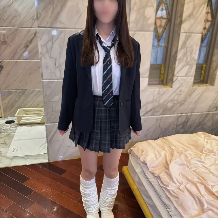 今回は、
**ルーズソックスがとにかく可愛い“りなちゃん”**とのハメ撮り作品のご紹介です。
本編は 完全顔出し・最