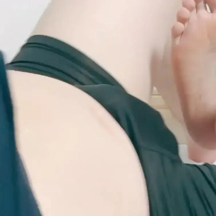 パンツの上から足コキ動画🦶

足コキ慣れしていないので
下手くそですが😂
ぎこちないのも見てたのしんで💞

