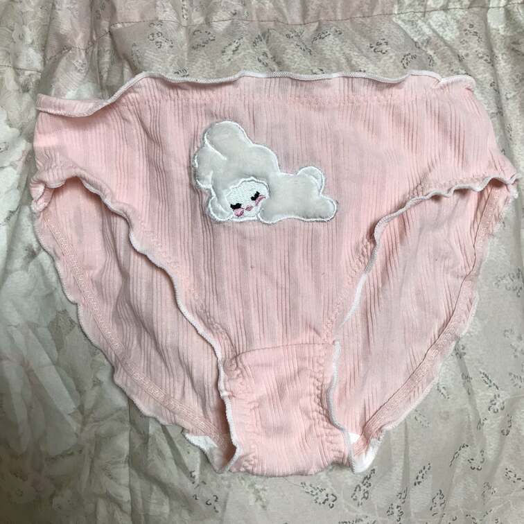 リナの今日のパンツです🥰
ちょいかわいい系のパンツ珍しいでしょ🥰