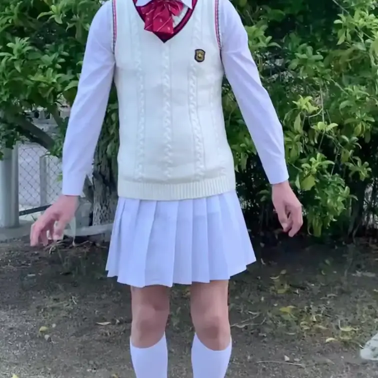 早朝の公園周りでコスプレ露出しました