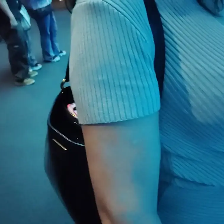 ♥️露出♥️大型水槽の前で巨乳露出

人目を気にしながら