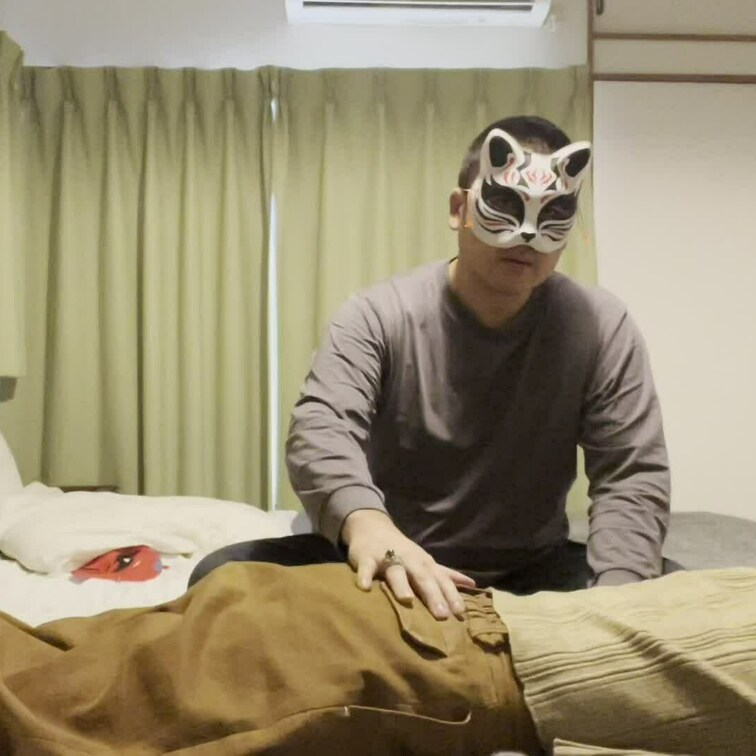 背骨を触れると
