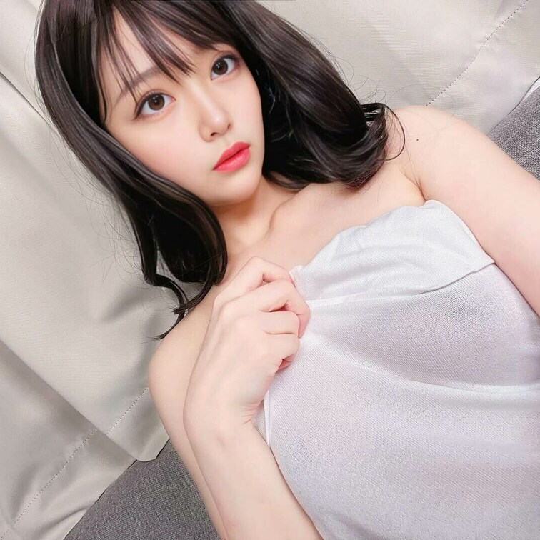 実は立ちながらオナニーするのが好きで、、
足に力を入れながら、電マを当てて、、
あ、まだ逝きたくない、、
って、踏