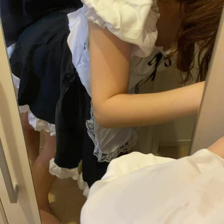 鏡の前で感じるメイドコスした嫁ちゃんです☺️