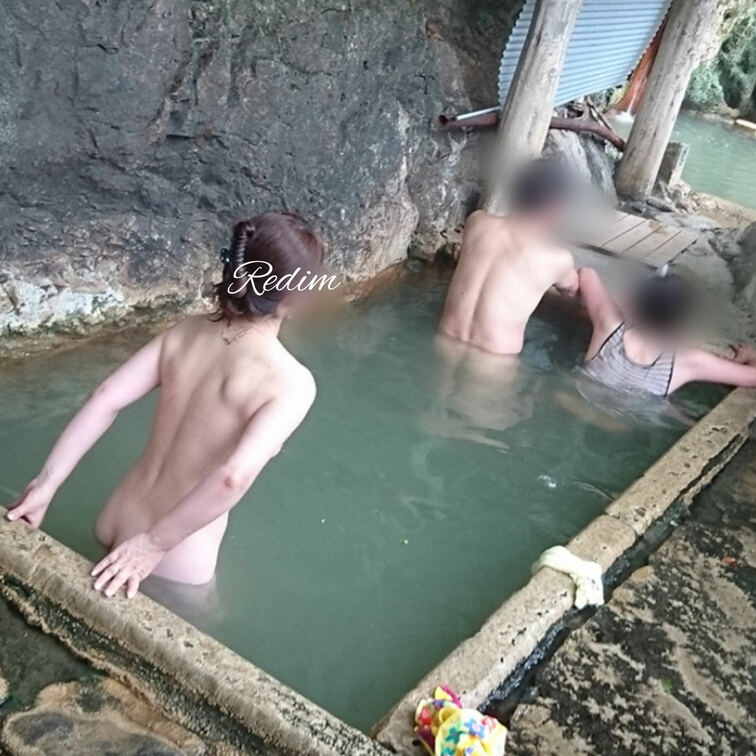 この写真は栃木の混浴温泉ですが

入口に女性は必ず水着か湯浴み着を着用して下さい！
って張り紙がありました〜！
