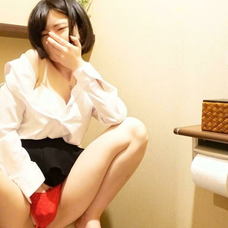 バレてはいけないところでオナニーしちゃうOL

