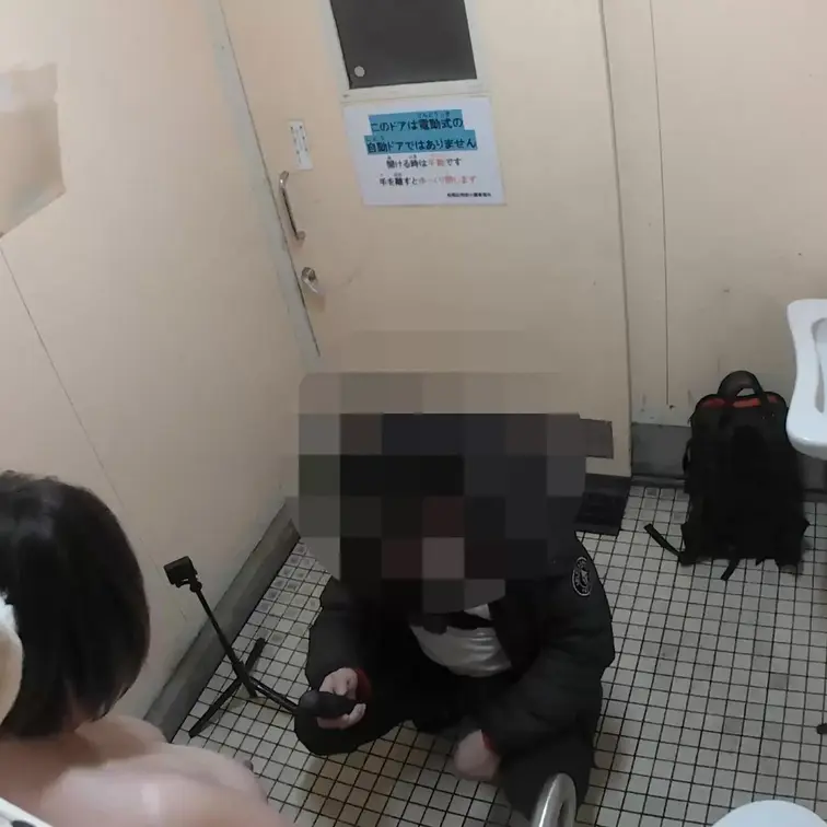 【イキ狂い】住宅街の中の公園にある多目的トイレで撮ったハメ撮り【立ちバック】のカメラA