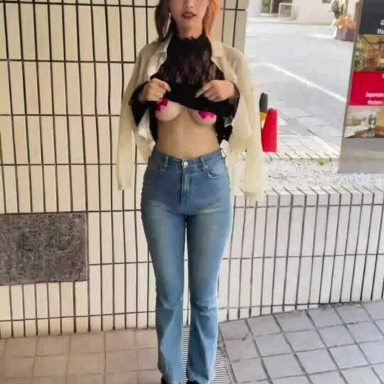 こんなえっちなニップレスをつけて露出するなんて…😽✨よかったらコメントくれると嬉しいですー！