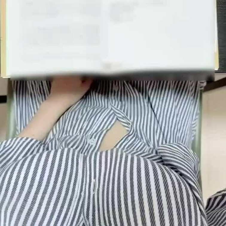 大学の教室で講義中、こっそりブラからおっぱい出してみました💦