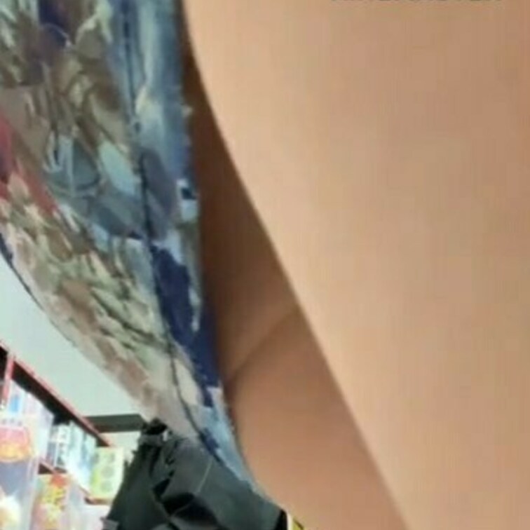 アダルトショップで露出
谷間見せつけと透け透けタイトミニスカート
男性がすぐ近くに寄ってきた
凄い見てる！
動画
