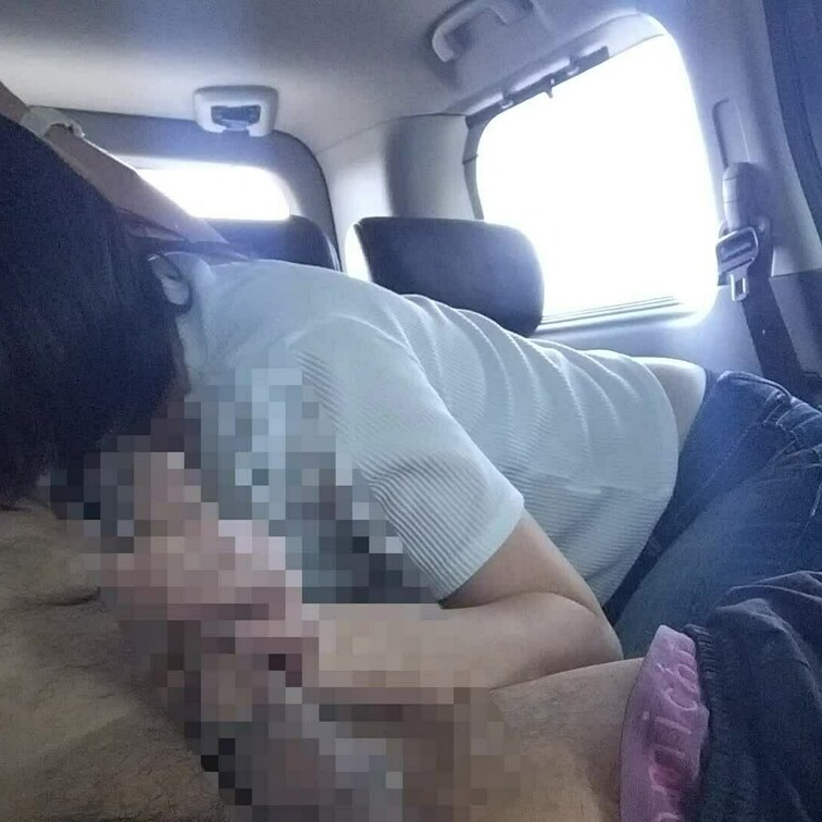 飛行機◯園で妻が他人棒をフェラしたり乳首舐めして最後は飲精までしてました。