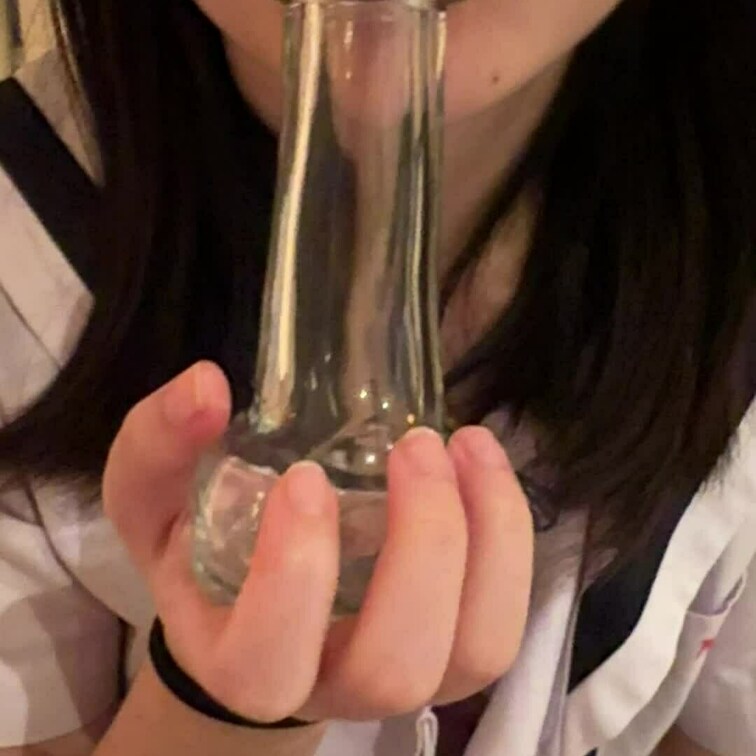 ささちゃんペロペロ動画👅（口元のみ）

ガラスのおもちゃをぺろぺろしてみました😎😎制服コス女子のぺろぺろをご覧あれっ