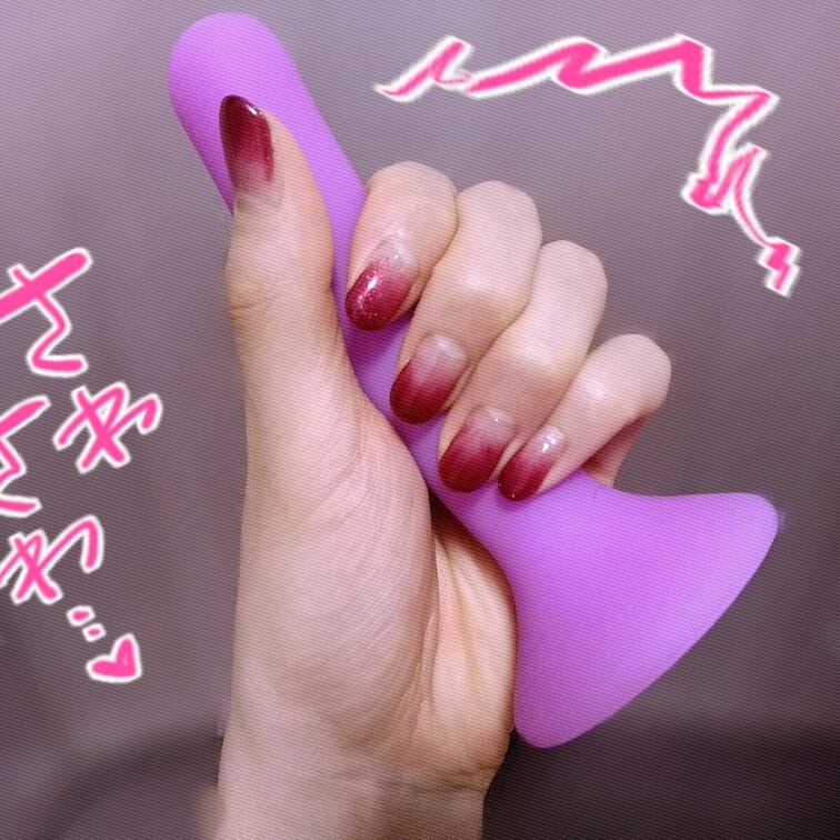 秋頃にしていたネイル💅
明るすぎず暗すぎず、深みのある赤紫のグラデーション。
見てるだけで、ヤラしいこと考えちゃう？