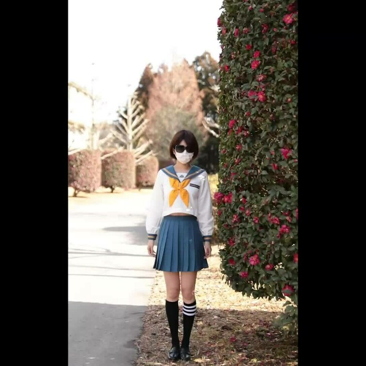 セーラー服で公園の遊具遊びしてる時に白いパンツを狙う。

しゃがんたりした時やローアングルでパンチラ。

綺麗な