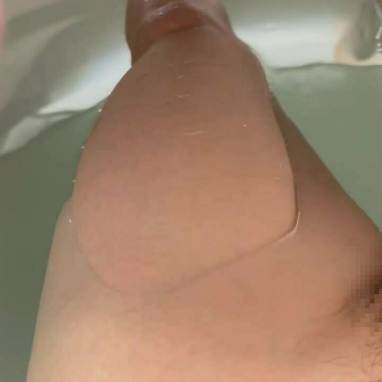 お風呂の浴槽で、クリ磨きオナニーだよー。こすり過ぎて鈍感クリには歯ブラシのほうで刺激しちゃう！刺激強め！
