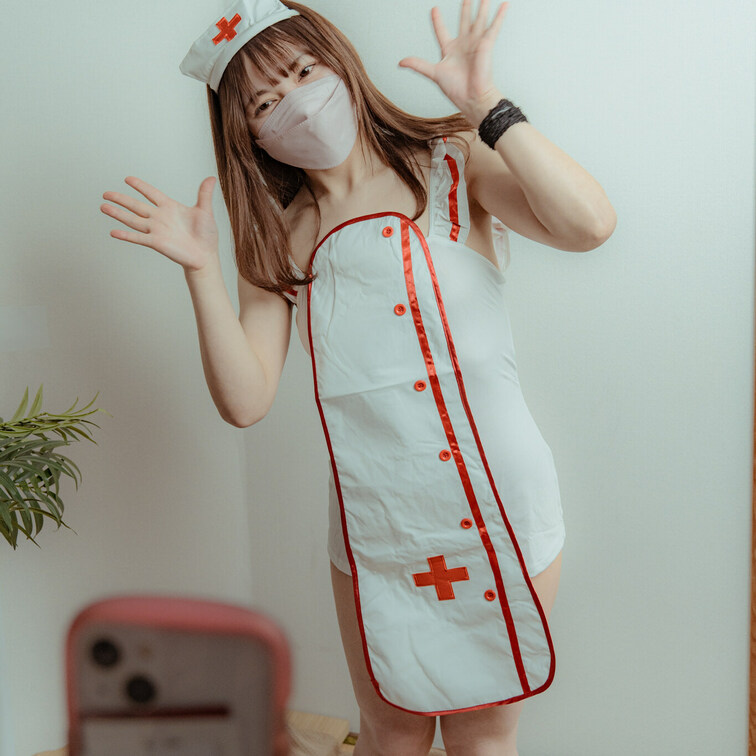 どっちが好きかな？めいの動画と写真♡がもうすぐ皆様がご覧頂けるように今頑張って編集してるよ。めいのことお気に入ってくれる