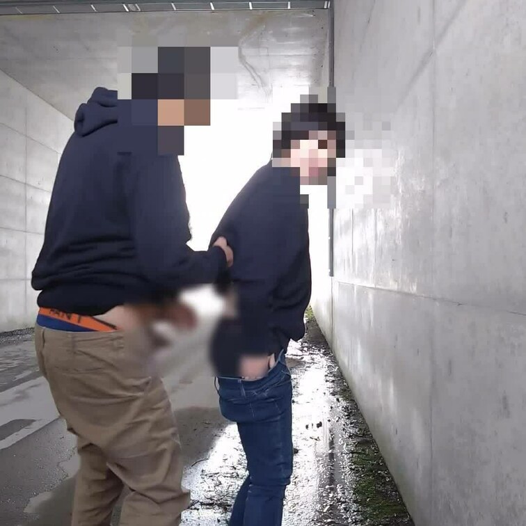 悪友と公園に遊びに行き東屋でフェラさせ自宅近くまで移動しアンダーパスで立バックして中出しして返したそうです。
その日は