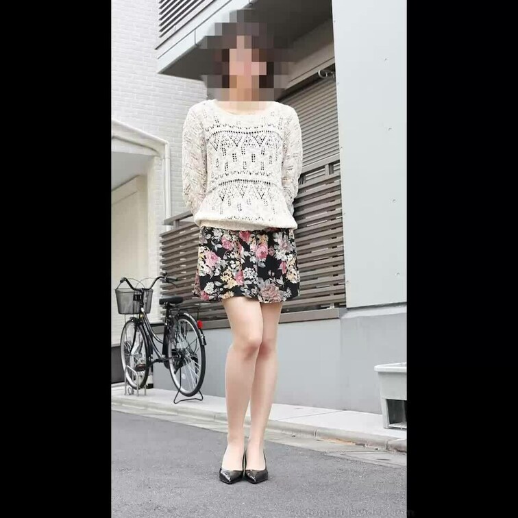 女の子の私服で近所の通路にてアイドル撮影。パンチラを狙う。

室内に戻り　スカートを脱いでパンスト下着を撮影。
