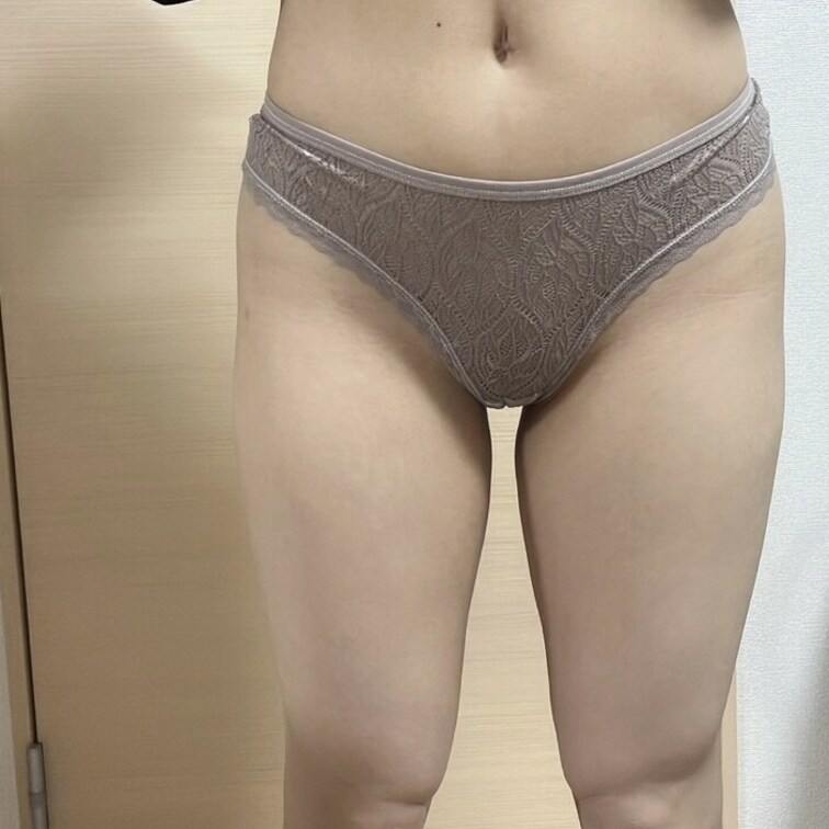 今日のヒナのパンツはベージュのTバックです😊
おりもの付いてます😅
パイパン女子大生です😘