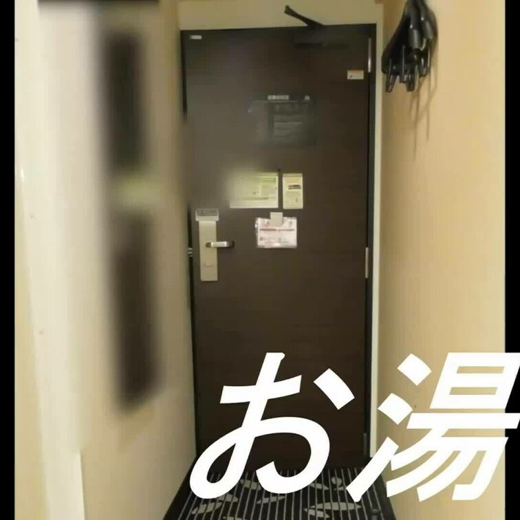 受験前日に前泊してたホテルが僕のいたホテルと近所だったので急遽遊びに来た受験生との様子です。

部屋に入って眼隠して