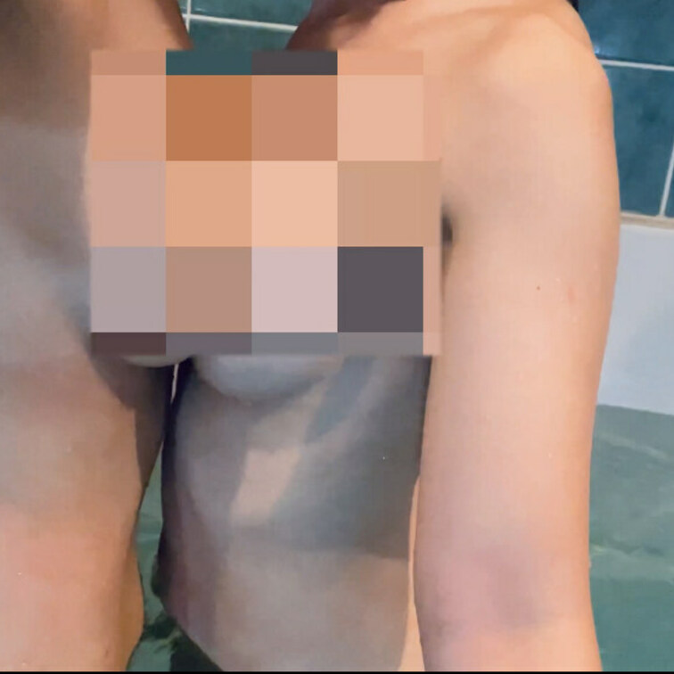 グラドル友達とプールで乳首のこすりつけあい…背徳的でぴんぴんになりました😽よかったらコメントくれると嬉しいですー！