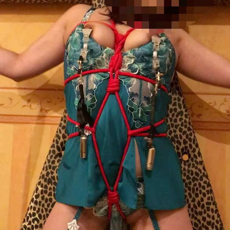 視覚と自由を奪われて初めて脳イキをした日でした
この後触れられて無いのにイッてしまったり
性奴としてのスタートの日で