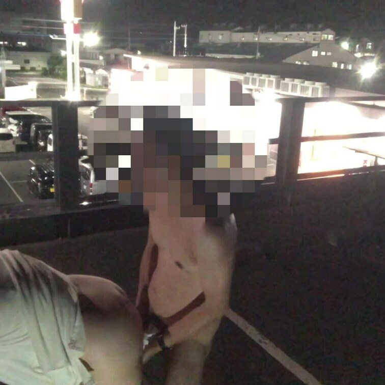旦那さんごめんなさい、パート帰りの奥様をパチンコ屋の立体駐車場の屋上に呼び出し中出しセックスしてきました💕これから帰って