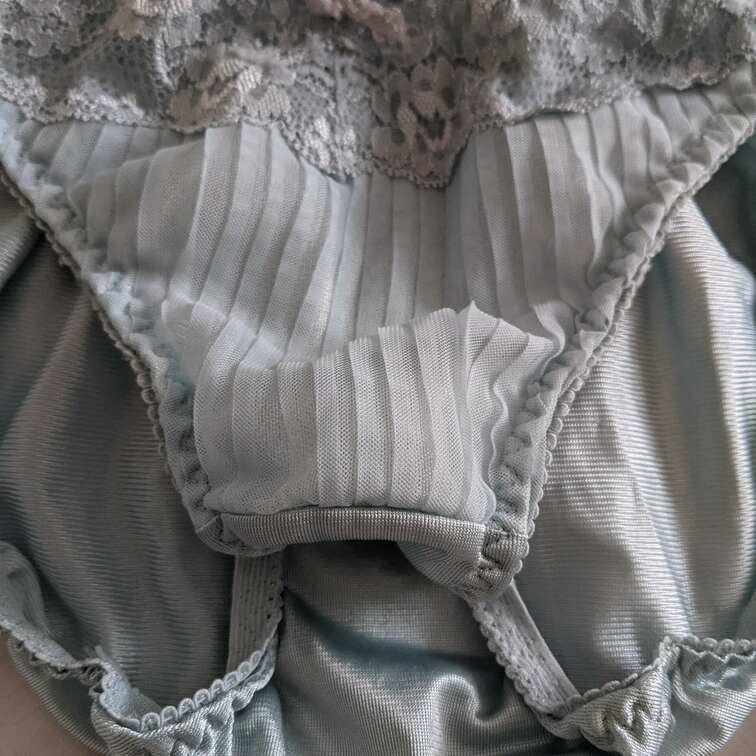 リナの今日のパンツです😣
お気に入りの履き古したパンツです。
使用感満載です😰
欲しい人いませんか???