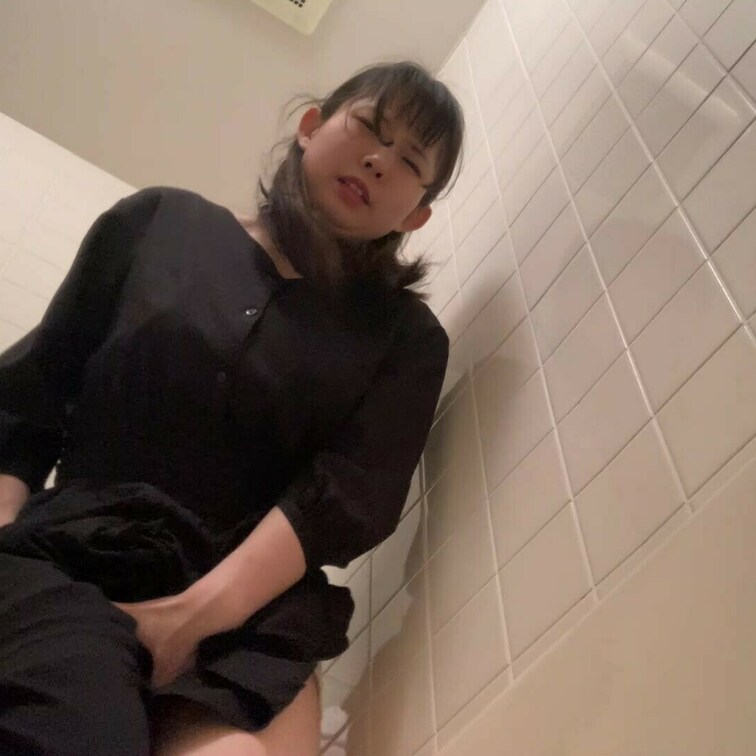 おしっこを我慢して、パンツを脱いで一気に放尿します。
バックスタイルでのおしっこです。

241231