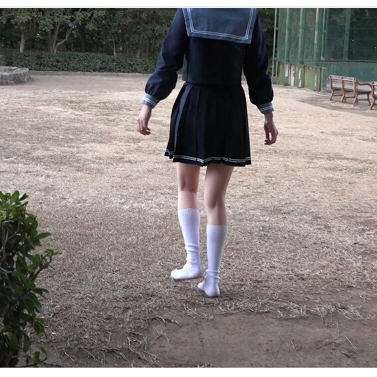 制服と靴下の衣装で野外を歩いてソックス汚す