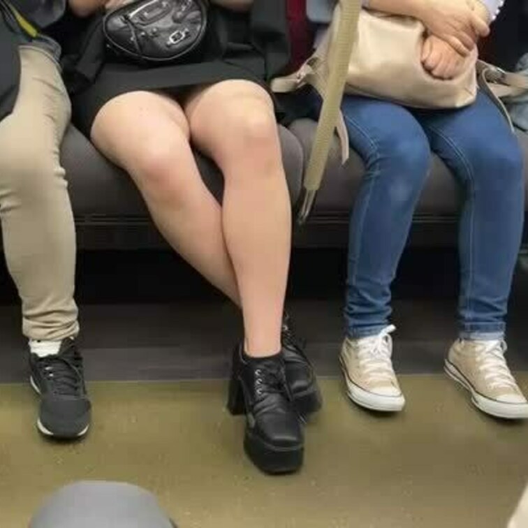 電車内の生パンチラ撮影をアップします😂
短い動画なのでジュース1本買う感覚で楽しんでください笑