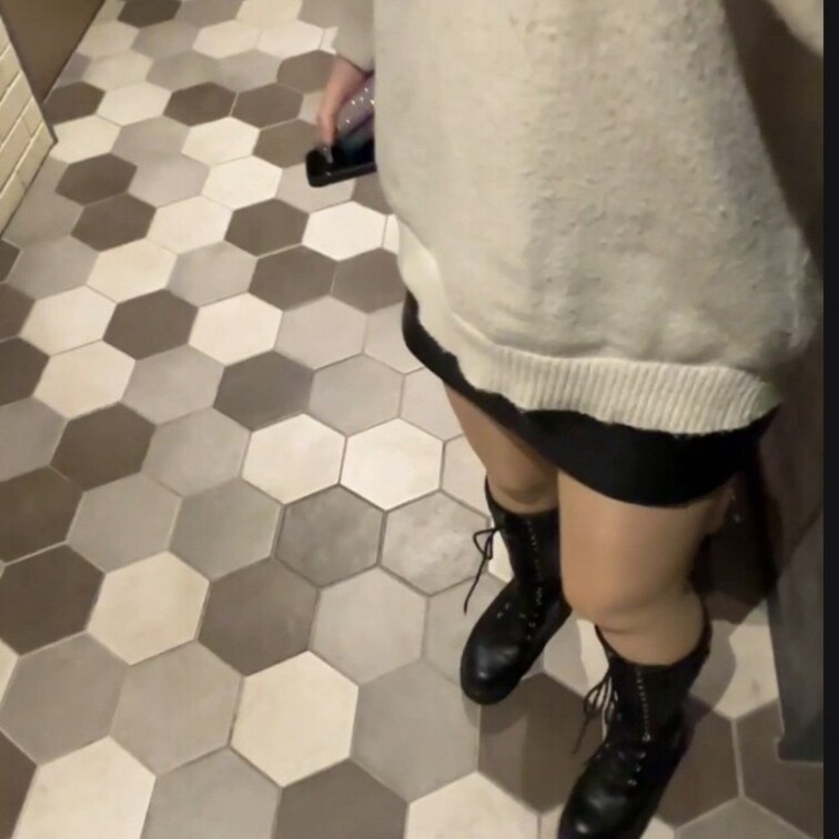 飲みに行ったときに、近くの席にいた女の子グループと仲良くだったんで

その中の1人にこっそり交渉して店から出て、すぐ