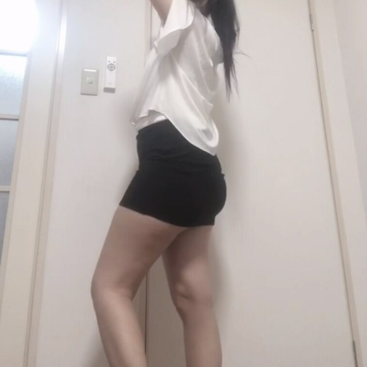 ミニスカが来たー🤗💕 
こんな感じよぉー💖 
サイズが少し大きめだけど…笑 
これ着て何撮ろう？ 
大開脚？ 