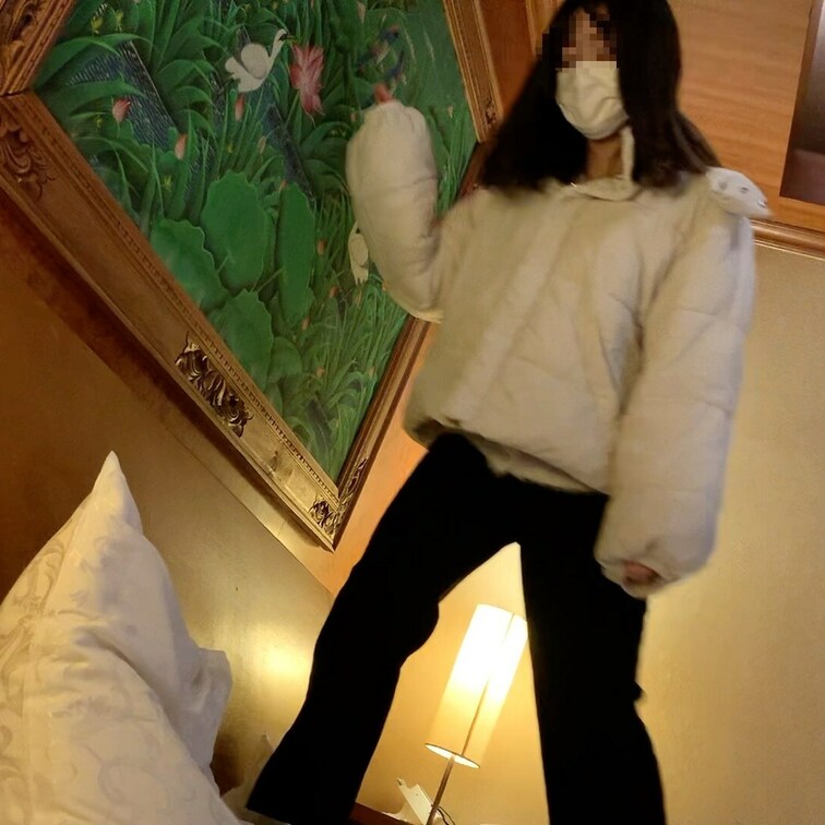 ゆるふわ美◯女が土足のままで枕を踏みつける