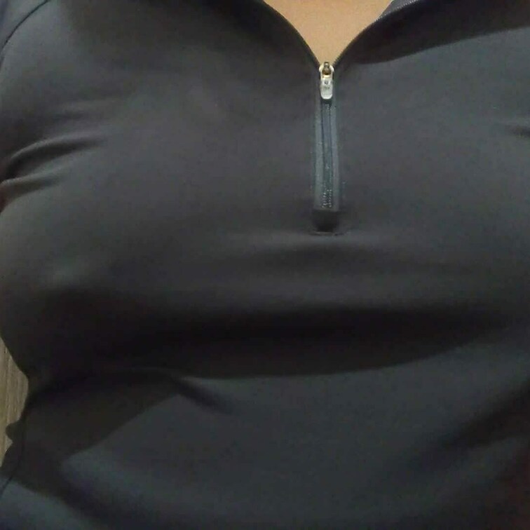 ノーブラジャージで、服の上から乳首いじってたらジャージに○○○乳が染みてきました。
○○○乳で濡れたジャージが乳首に張